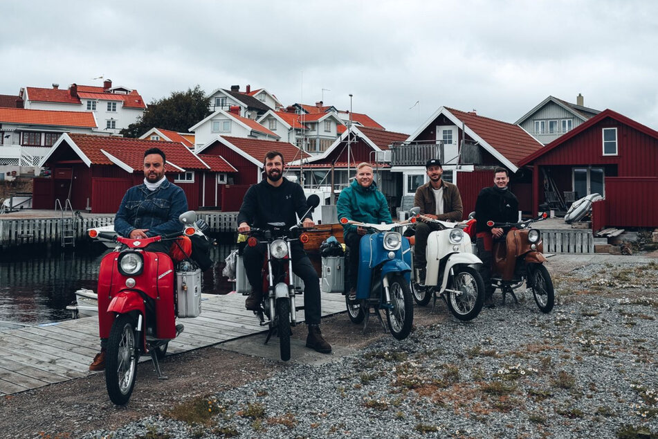 Andre Kottschoth (32, l.) mit seinen Moped-Freunden in Schweden.