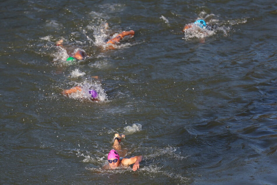 Beim Schwimmen in der Seine blieb den Triathleten nichts anderes übrig, als Wasser zu schlucken – mit schlimmen Folgen.