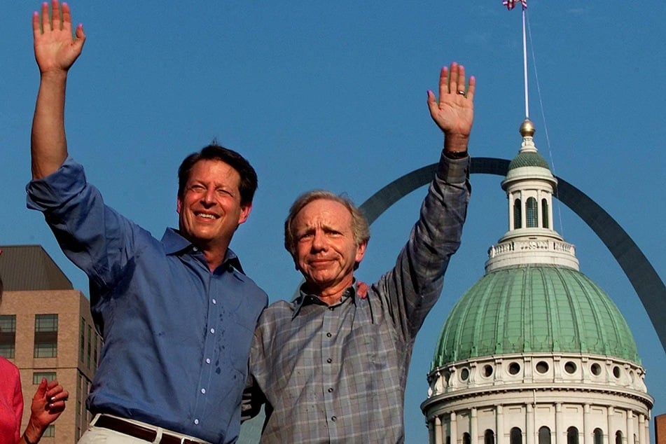 US Vice President and Democratic presidential candidate Al Gore (l.) and his running mate Senator Joe Lieberman (r.) wave to the crowd during a Democratic National Committee Convention countdown rally on August 12, 2000.