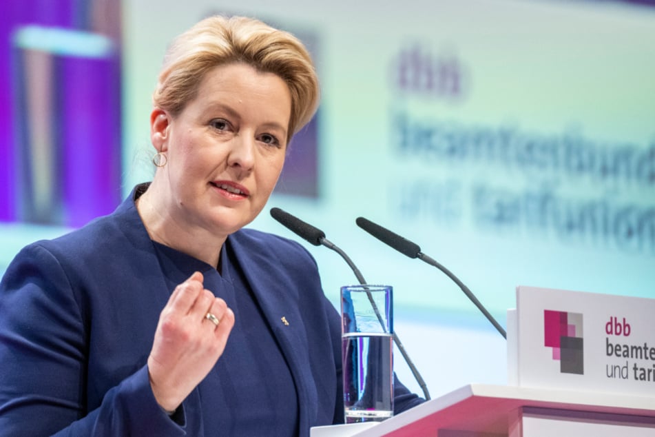 Berlins Regierende Bürgermeisterin Franziska Giffey (44) sprach am heutigen Montag beim 25. Gewerkschaftstag des dbb Beamtenbund und Tarifunion. Sie will die Abwanderung von Lehrkräften verhindern.