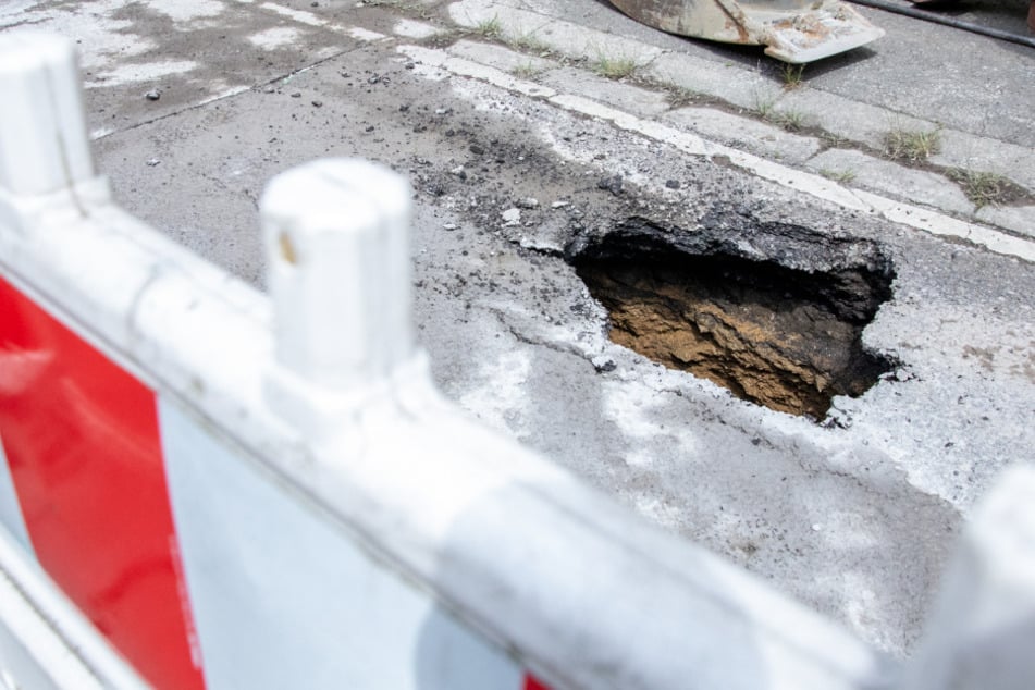 15 Meter tiefes Erdloch gefunden: Straße im Erzgebirge gesperrt