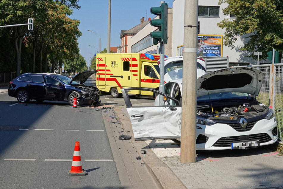In Dresden-Leuben krachte es am heutigen Sonntag zwischen einem Renault und einem Mazda.