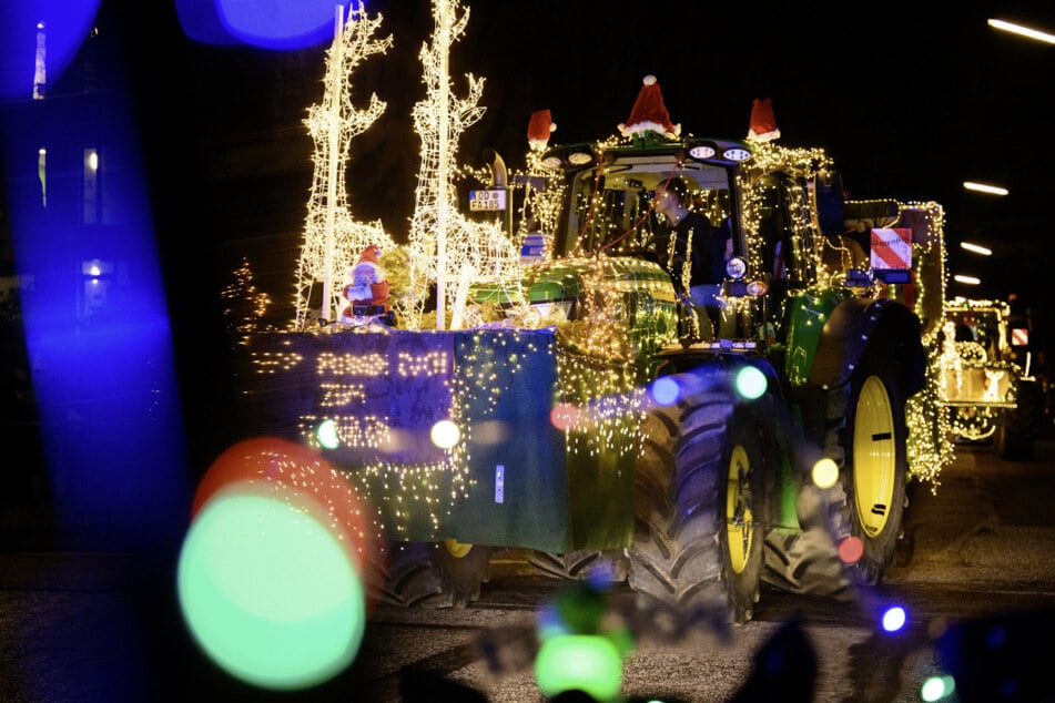 Hamburg: Geschmückte Trecker sorgen bei krebskranken Kindern für leuchtende Augen