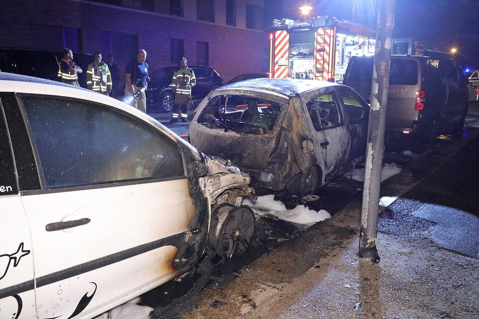 Die Flammen griffen von einem Dacia auf einen dahinter geparkten Renault über.