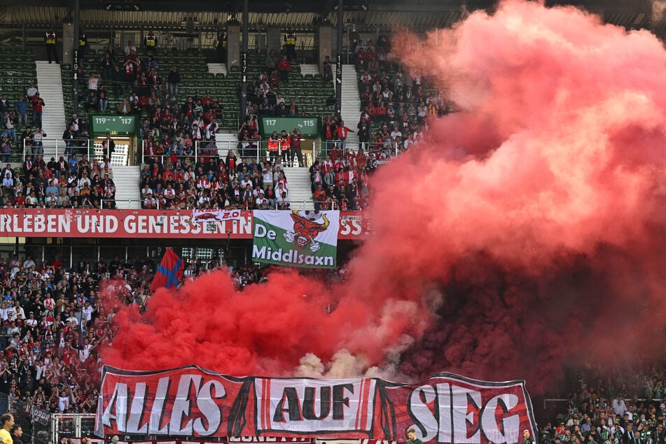 Mitglieder der aktiven Fanszene von Rasenballsport Leipzig wurde Beihilfe beim Abbrennen von Pyrotechnik vorgeworfen, wie beispielsweise hier im Weserstadion in Bremen. (Archivfoto)