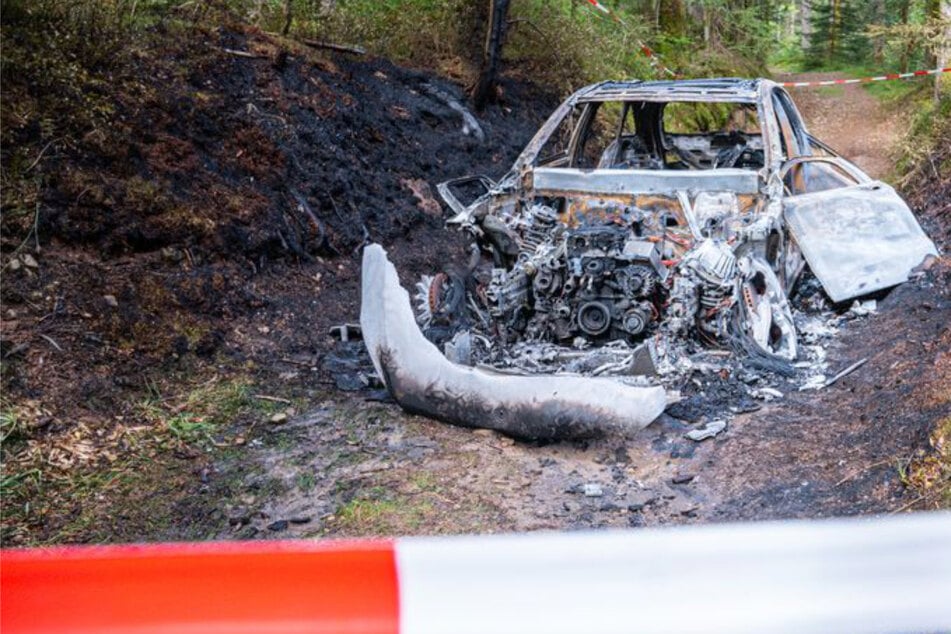 Nachbarn schlagen Alarm: Einbrecher flüchten mit geklautem Auto und fackeln es ab