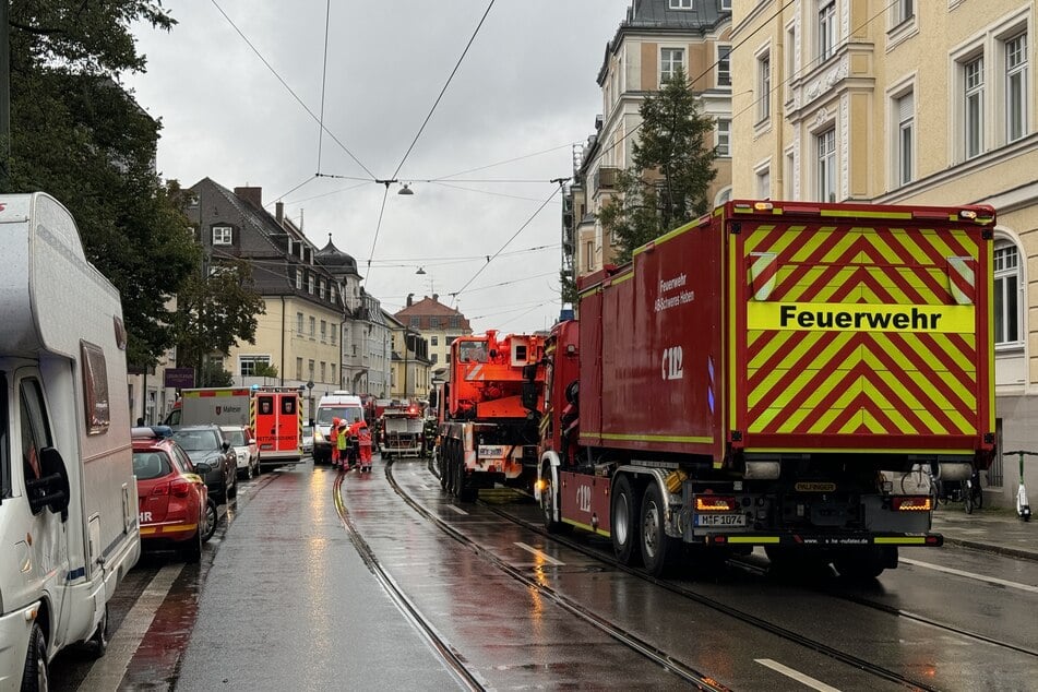 Zahlreiche Rettungskräfte sind an der Ismaninger Straße im Einsatz.