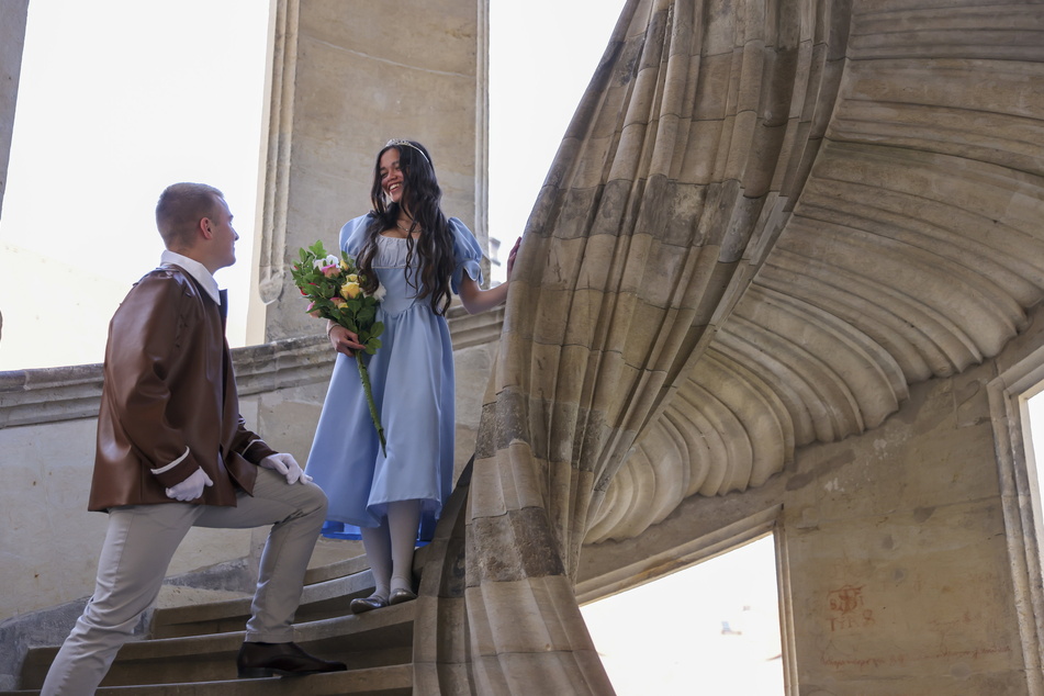 Vor über 50 Jahren entsandt in und vor Schloss Hartenfels: der DEFA-Klassiker "Dornröschen". Am Dienstag stellten Elina und Paul die Szene von der erwachten Prinzessin und ihrem Retter auf der Wendeltreppe nach.