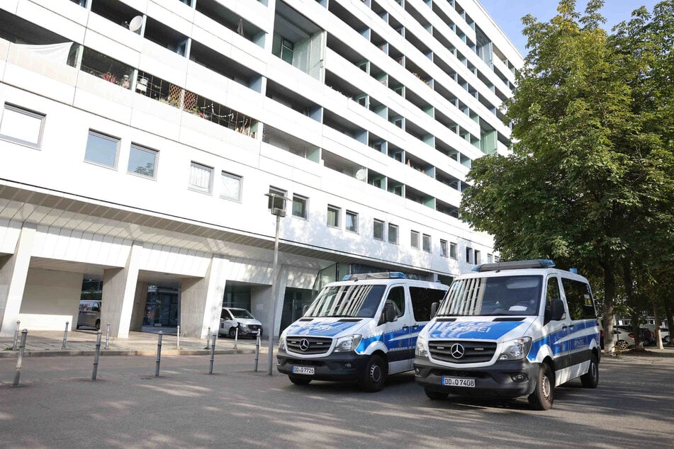 Beamte des Landeskriminalamtes Sachsen durchsuchten am frühen Mittwochmorgen mehrere Objekte. Polizeiautos standen vor einem Objekt an der St. Petersburger Straße in der Dresdner Altstadt.