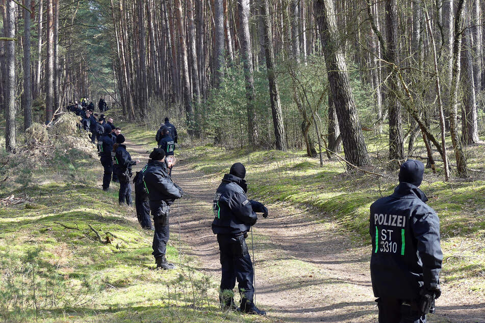 Die Polizei sucht am Mittwoch und Donnerstag erneut einen Wald bei Stendal nach Hinweisen zur vermissten Inga ab.