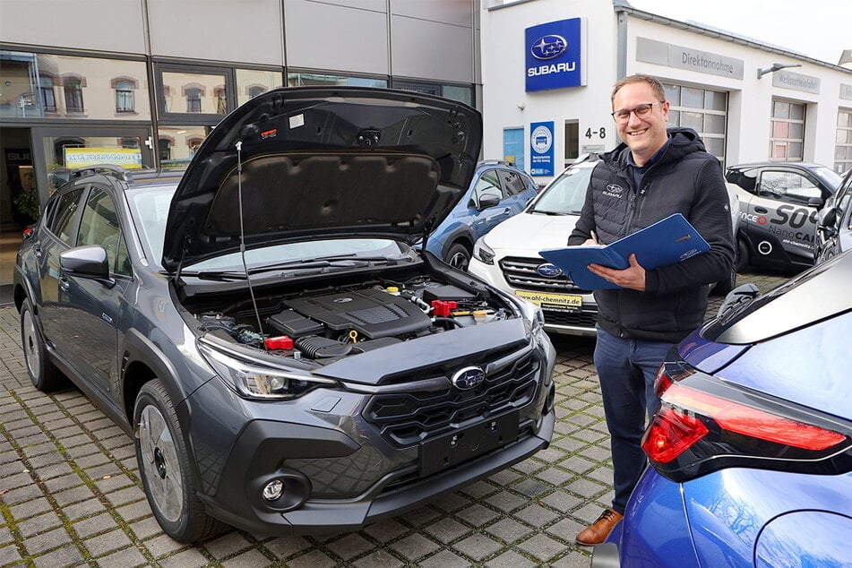 Verkaufsleiter Sebastian Köhler begutachtet die frisch angekommenen Crosstreks selbst. Weitere Fahrzeuge hat er bereits geordert.