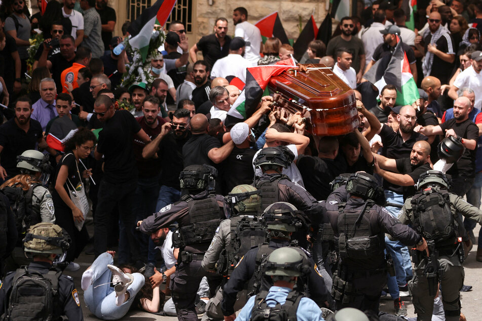 Shireen Abu Akleh: Israeli forces charge mourners carrying murdered reporter's coffin