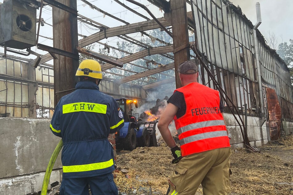 THW und Feuerwehr arbeiten Hand in Hand zusammen, wie hier beim Strohballenbrand 2026 in Pegau.
