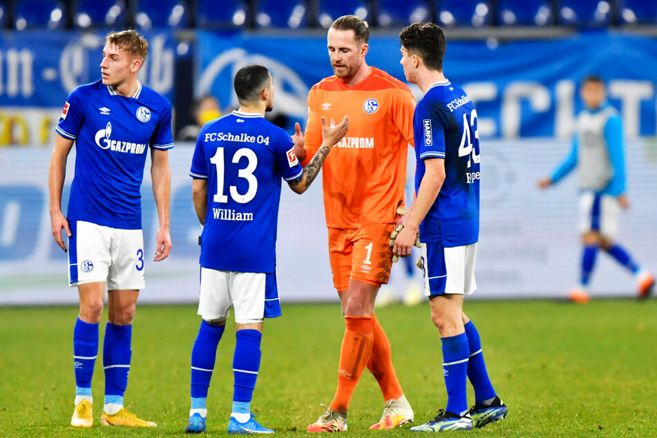 Der FC Schalke 04 verlor das Revierderby gegen Borussia Dortmund mit 0:4 und steht dicht vor dem ersten Bundesliga-Abstieg seit 1988.