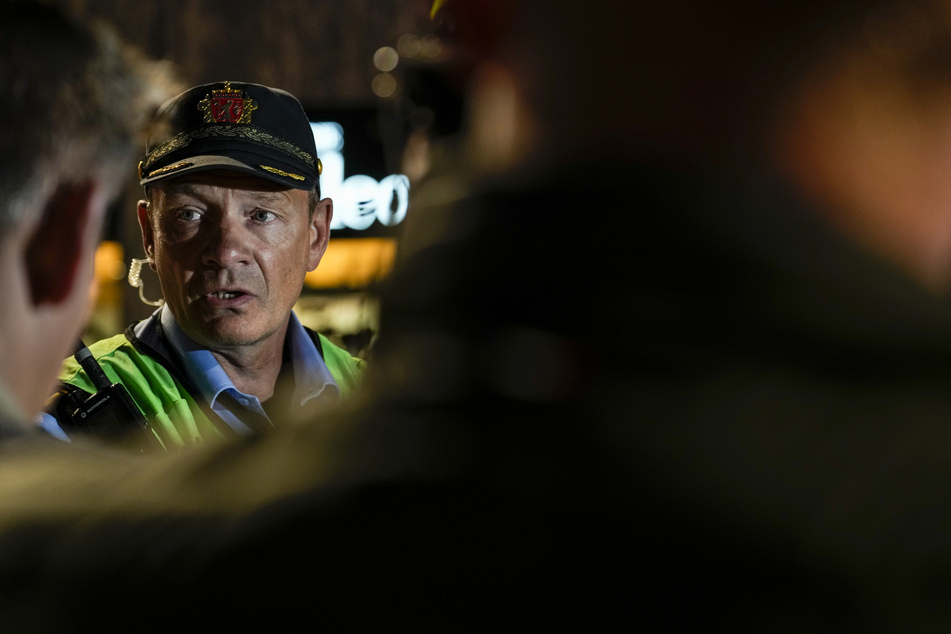 Einsatzleiter Tore Barstad spricht mit Polizisten am Tatort in einem Nachtclub in der norwegischen Hauptstadt Oslo.