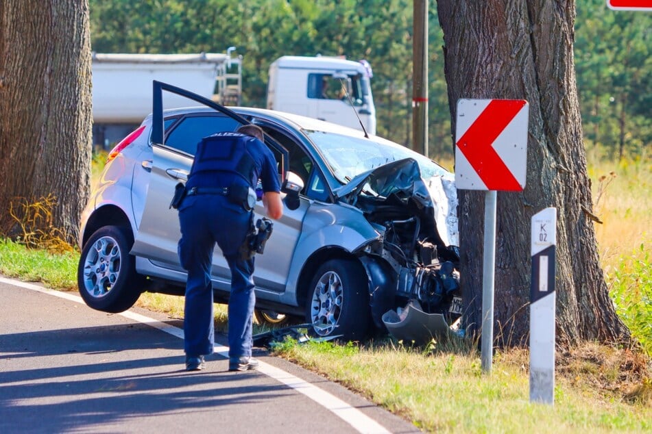 Der Fahrer kam mit seinem Ford von der Straße ab und prallte gegen einen Baum.