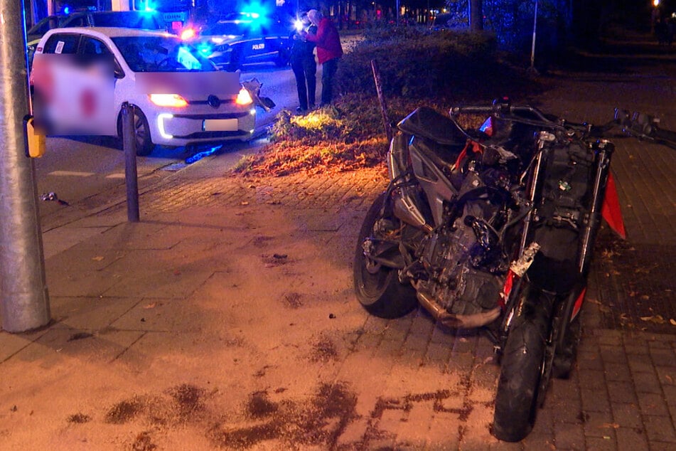 Der Motorradfahrer krachte in das Lieferfahrzeug und verstarb noch am Unfallort.