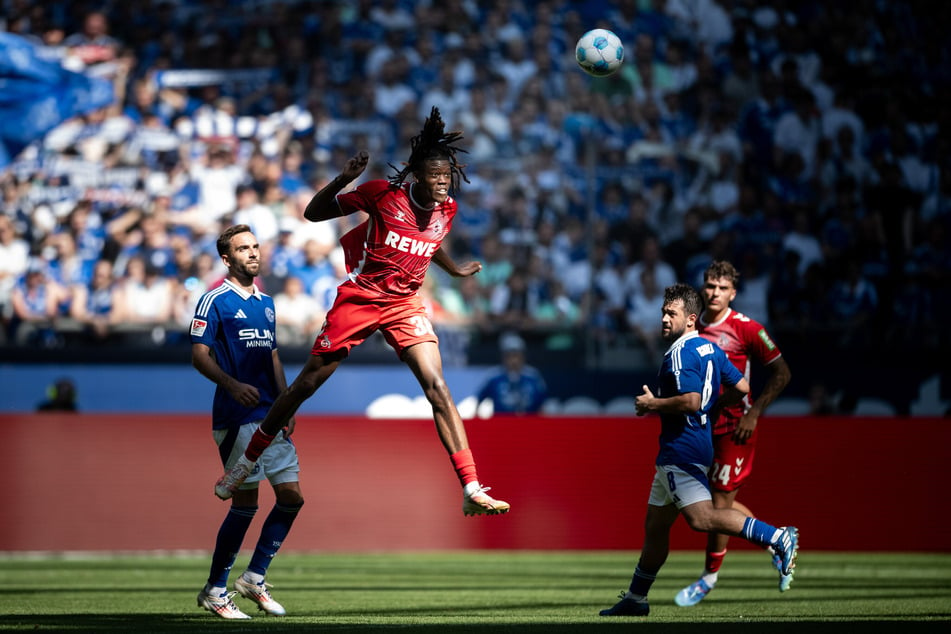 Hat in dieser Saison bereits Profi-Luft in der zweiten Bundesliga schnuppern dürfen: Innenverteidiger Elias Bakatukanda (20, Mitte) wechselt jetzt erstmal leihweise nach Österreich. (Archivbild)