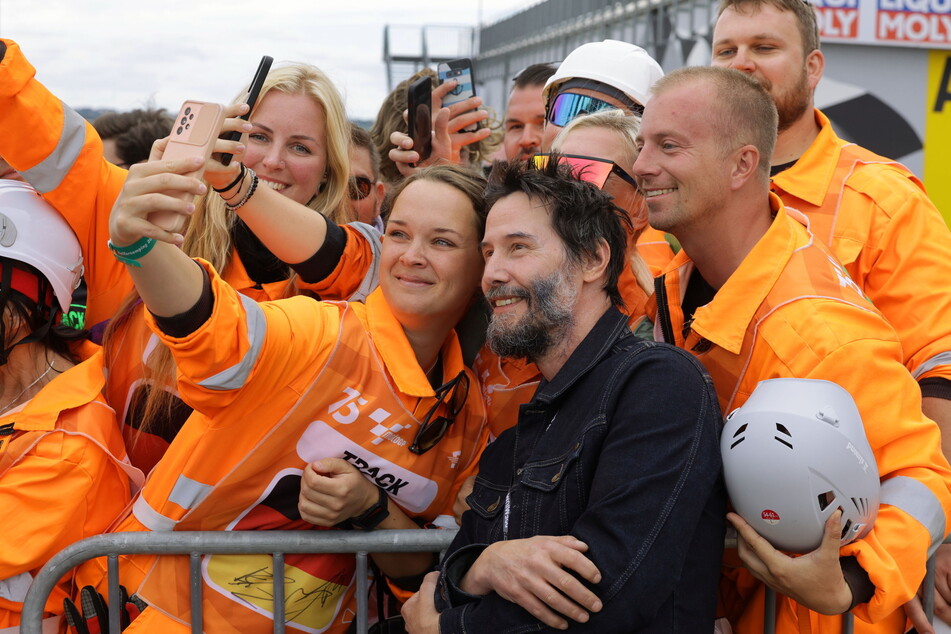 Der Hollywood-Star sorgte bei seinem Besuch am Sachsenring für Aufsehen, Fan-Fotos inklusive.