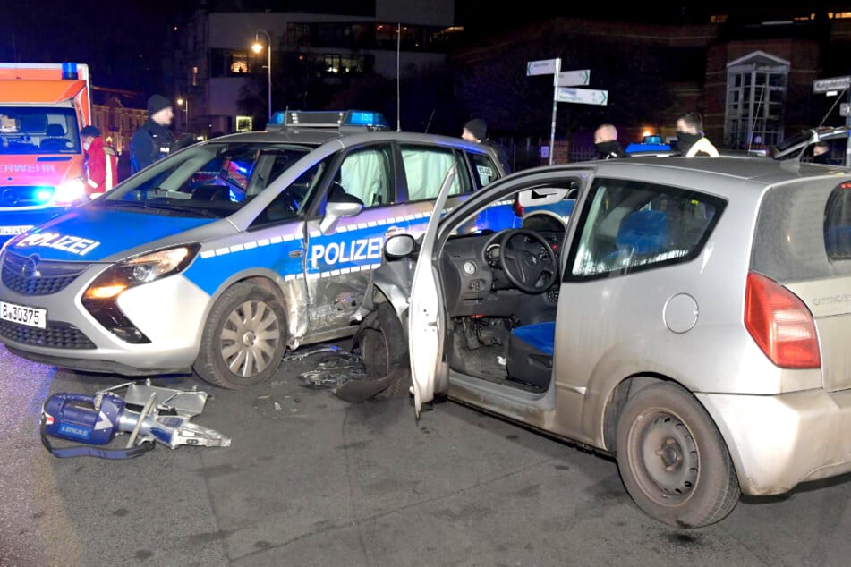 Ein Citroën ist am Samstagabend in ein Polizeiauto gekracht.