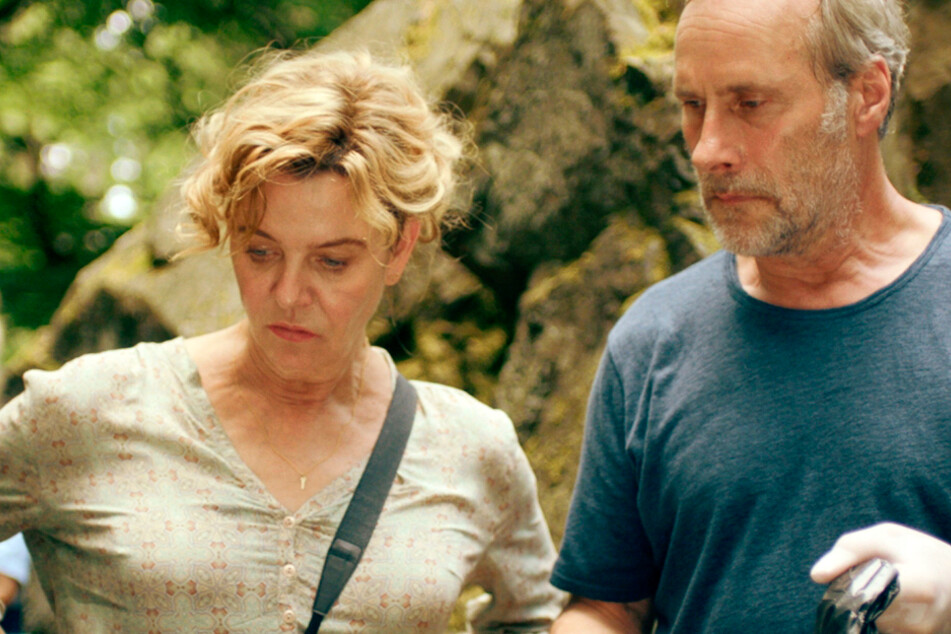 Das Foto zeigt die Schauspieler Margarita Broich und Wolfram Koch in einer Szene des Krimis "Tatort: Das Monster von Kassel" aus dem Jahr 2018.