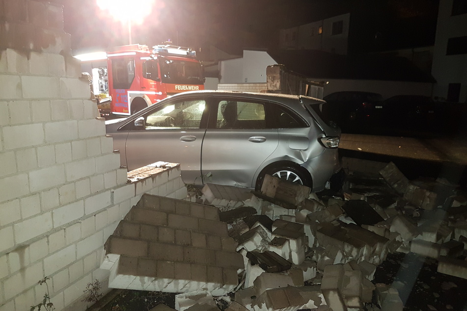Bei dem Unfall durchbrach der Mercedes die Mauer.