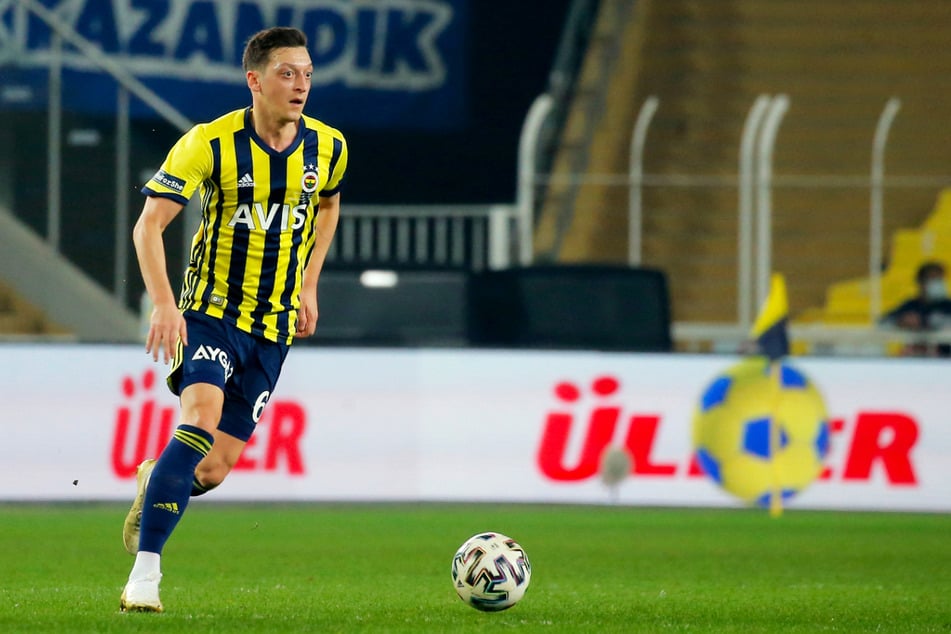 Mesut Özil (32) ist der Denker und Lenker bei Fenerbahce Istanbul. Momentan fällt er allerdings mit Leistenproblemen aus.