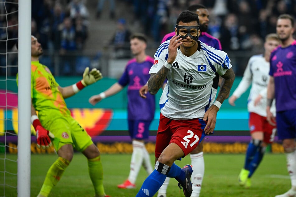 HSV-Knipser Davie Selke (vorne) dreht nach seinem Kopfballtreffer kurz vor der Pause zum Jubeln ab.