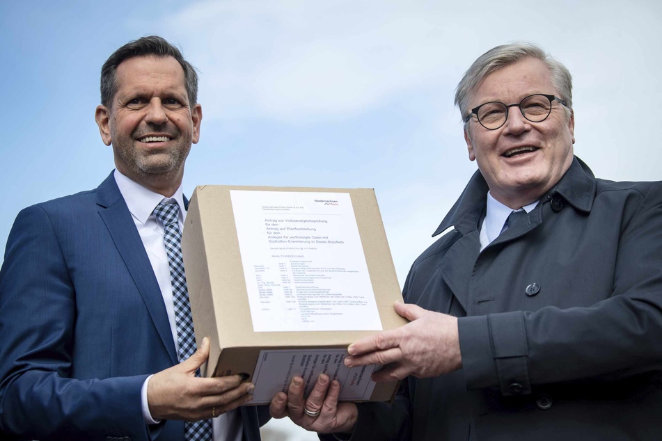 Verkehrsminister Bernd Althusmann (55, CDU, rechts) und Umweltminister Olaf Lies (SPD) drücken in Niedersachsen beim Bau von LNG-Terminals aufs Gaspedal.