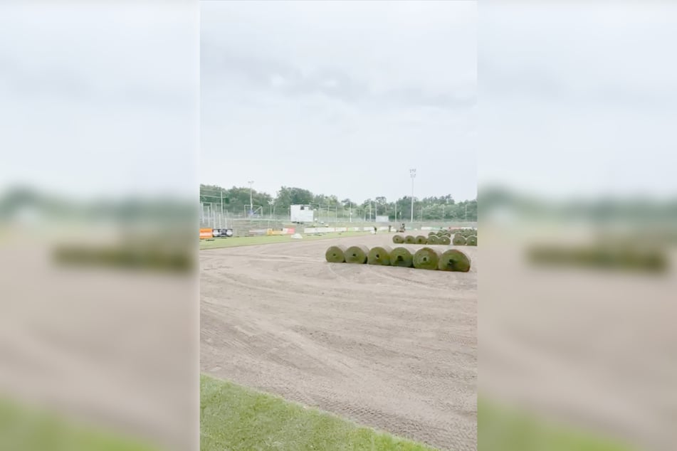 Die Rasen-Arbeiten in der Spree-Arena sind in vollem Gange.