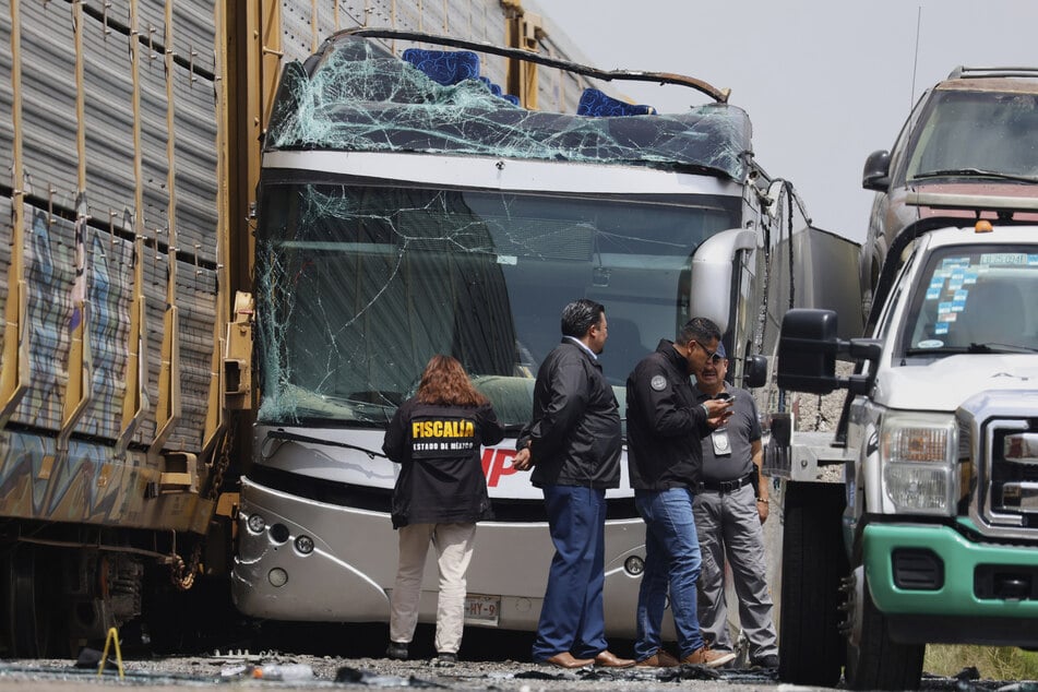 Der Unfall-Bus von vorne. Zehn Menschen kamen bei dem Unfall ums Leben und Dutzende wurden verletzt.