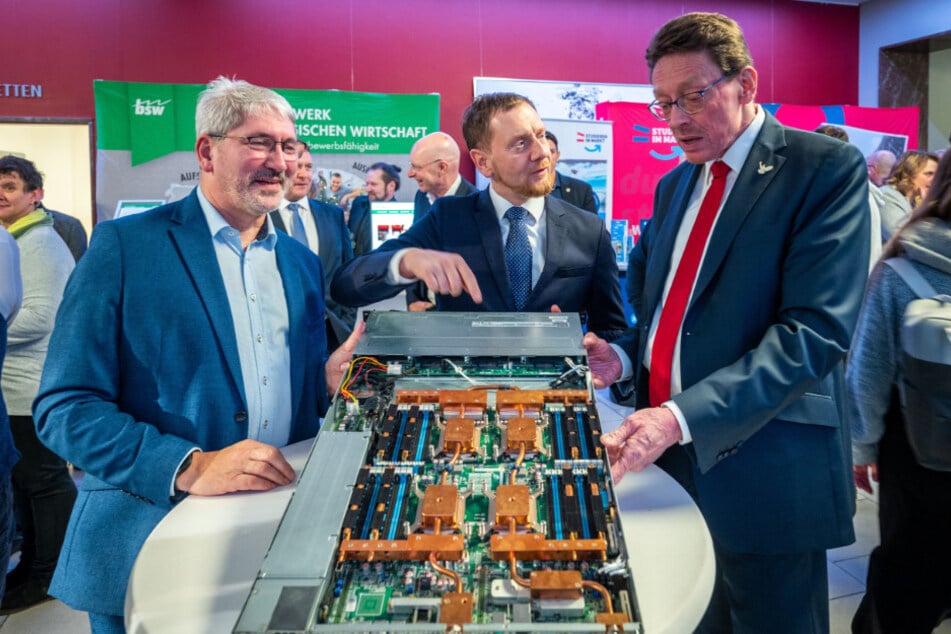 Stephan Hösl (57, CDU, l.), MP Michael Kretschmer (48, CDU) und Reichenbachs OB Henry Ruß (60, Linke, r.) am wassergekühlten Prozessor.