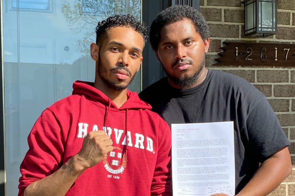 Gemeinsam mit seinem Bruder Reggie (r) posiert Rehan mit der Zugangsbestätigung für Harvard.