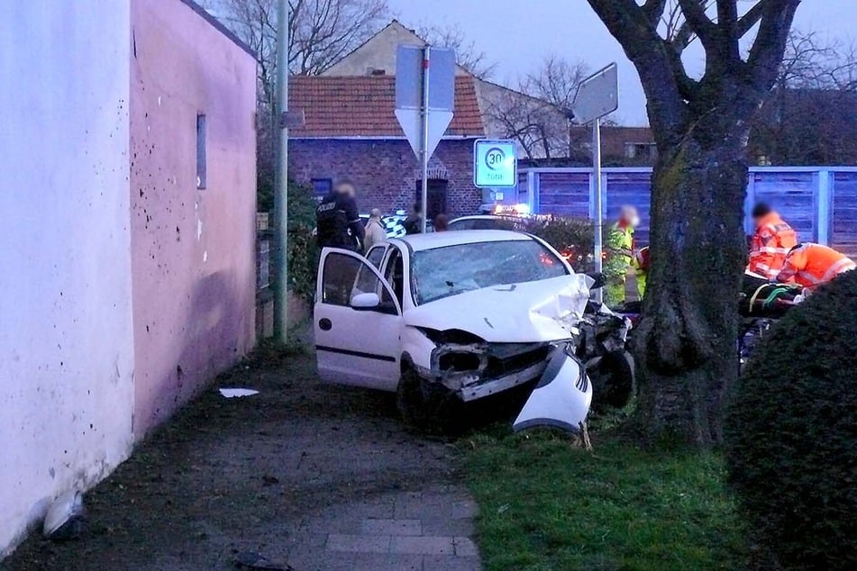 Der Wagen verbuchte nach dem Unfall in Düren einen Totalschaden.