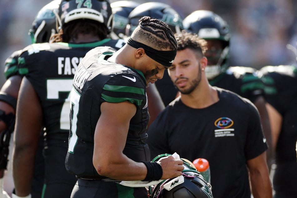 Los cabezas colgantes son habituales en los New York Jets. El equipo liderado por el quarterback Justin Fields (M.) no ha conseguido ninguna victoria esta temporada.