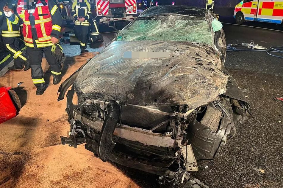 Der 39-Jährige musste aus seinem völlig zerstörten Mercedes befreit werden.