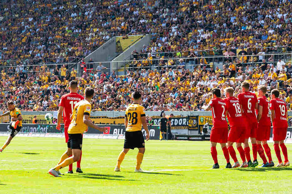 Pure Erleichterung: Patrick Ebert (l.) trifft mit diesem Freistoß zum zwischenzeitlichen 1:0 für Dynamo Dresden...