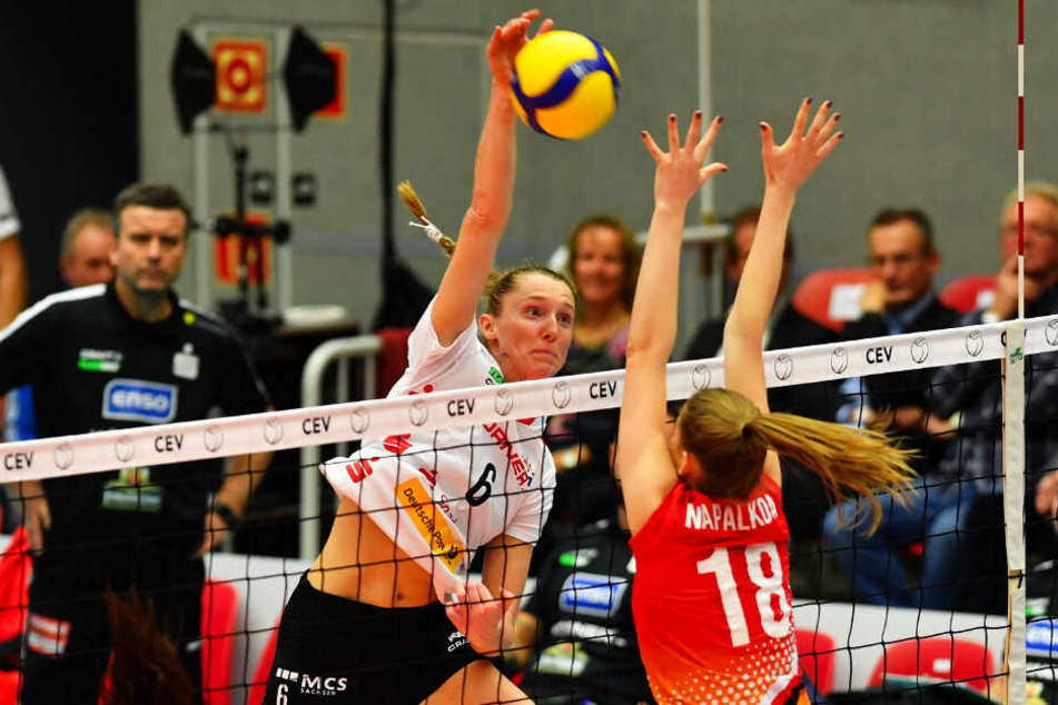 Kadie Rolfzen, hier gegen Prometey Kamienskie im Angriff, war bei der 1:3-Niederlage auf Santorini mit 15 Punkten die DSC-Topscorerin.