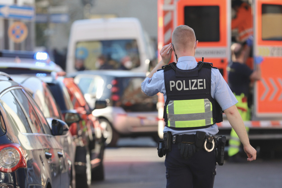Köln: Passanten finden blutenden Mann (37) auf der Straße: Kölner Polizei vermutet Gewaltdelikt