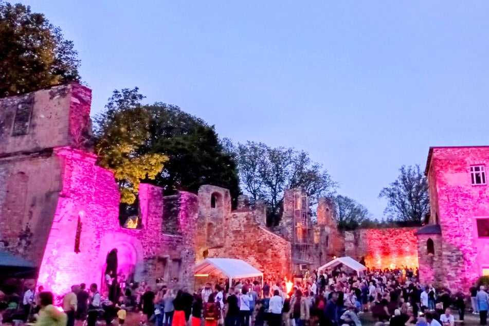Unter freiem Himmel wird die Schlossruine Hartenstein zur Bühne der "Irischen Folklore Nacht".