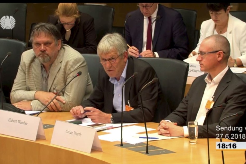 Debatte über die Freigabe von Cannabis im Bundestag: Drogen-Experte Uwe Wicha (56, l.) aus dem Erzgebirge war als Sachverständiger geladen.
