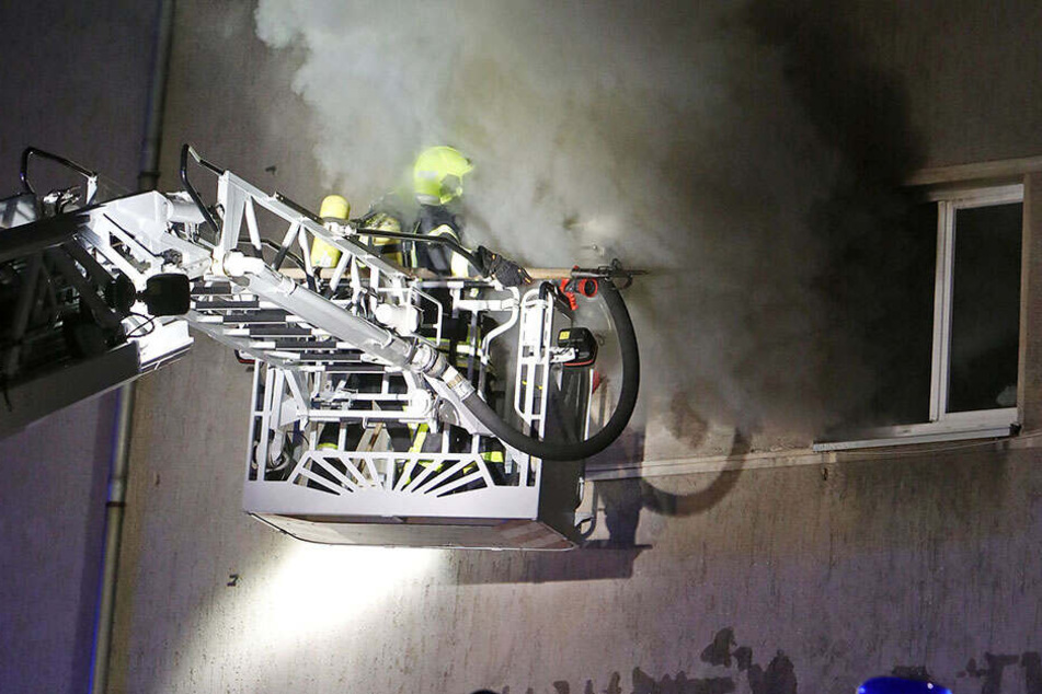 Bei Eintreffen der Feuerwehr drang dichter schwarzer Rauch aus einem Fenster in der 1.Etage.