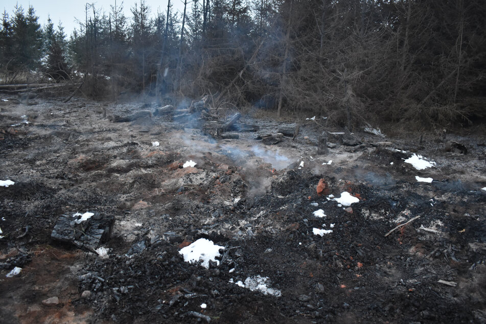 Im Oberharz am Brocken wurde ein großer Stapel Holz niedergebrannt.