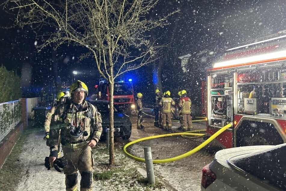 Insgesamt waren zehn Löschfahrzeuge vor Ort.