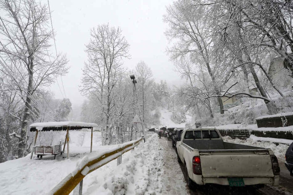 Fahrzeuge stecken während starker Schneefälle in Murree, etwa 60 Kilometer nördlich von Islamabad, auf einer Straße fest.