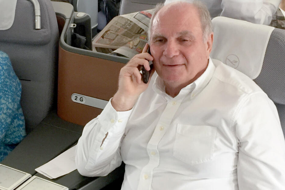 100 Tage nach seinem Rückzug begleitet Uli Hoeneß erstmals die Bayern wieder auswärts.