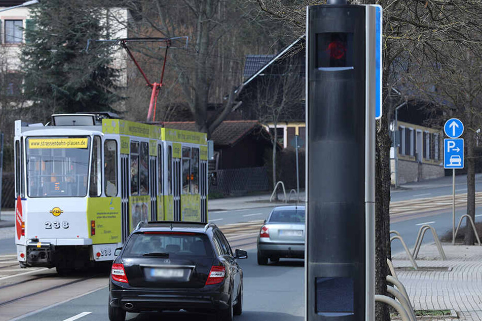 Die Plauener Blitzer lösten im Vorjahr fast 59 000-mal aus. Nur an die „alten“ Starenkästen wie hier in der Pausaer Straße haben sich die Autofahrer gewöhnt.