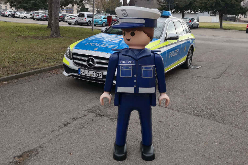 Auch er wurde schon geklaut: Playmobil-Polizist "Heinz" aus Göppingen.
