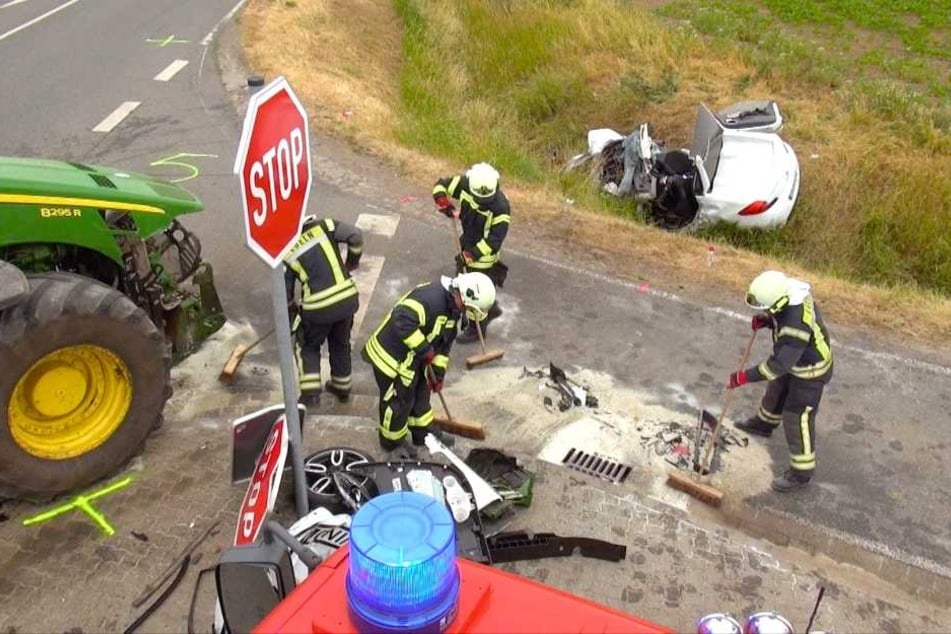Der Traktor-Fahrer (20) hatte den vorfahrtsberechtigten Renault übersehen.