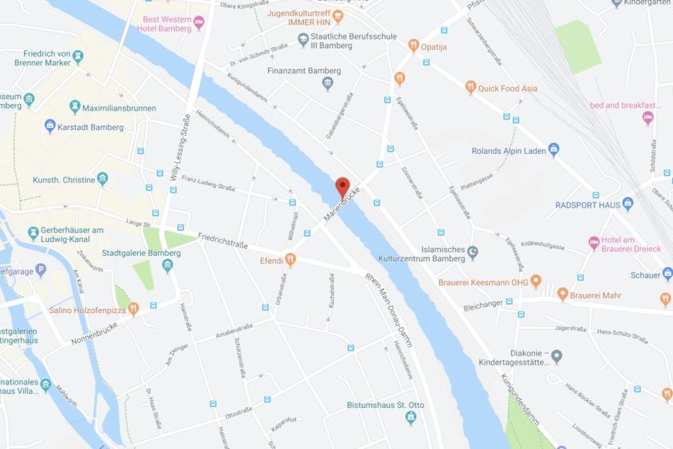 In Bamberg in Bayern hat ein junger Mann von der Marienbrücke auf ein Ausflugsschiff uriniert.